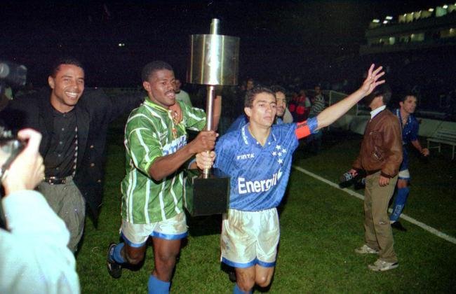 Em 16 de junho de 1996, o Cruzeiro venceu o poderoso Palmeiras bancado pela Parmalat, por 2 a 1, no Parque Antrctica, em So Paulo, e conquistou o bi da Copa do Brasil. O elenco celeste vibrou muito e calou o antigo estdio Palestra Itlia. Na chegada a BH, na manh de quinta-feira (20/6), jogadores e comisso tcnica desfilaram em carro do Corpo de Bombeiros pelas principais vias do Centro. A Praa Sete foi inteiramente tomada pela torcida cruzeirense. Foi uma das maiores festas j feitas pelo Cruzeiro na capital mineira.