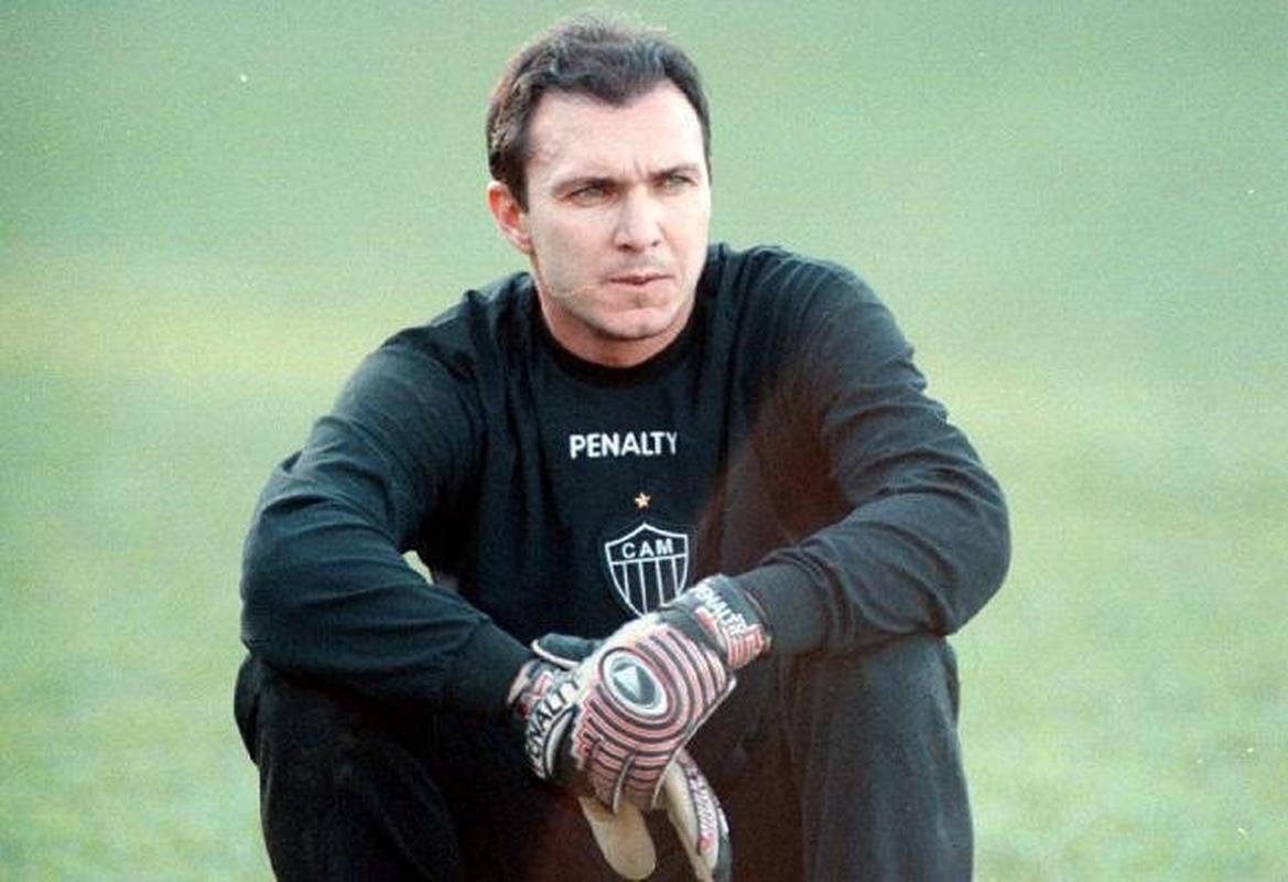 Velloso - 1999 a 2004 - chegou desacreditado do Palmeiras para suprir a vaga deixada por Taffarel. Experiente, Velloso demonstrou seguran�a e caiu nas gra�as da torcida. Fez 231 jogos e conquistou o t�tulo de campe�o mineiro em 2000. Deixou o Galo, em 2004, ap�s duas les�es no ombro. Foram 231 partidas e 274 gols sofridos. 