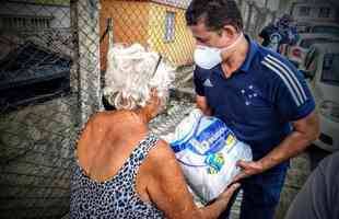 Cruzeiro distribuiu alimentos na Pedreira Prado Lopes
