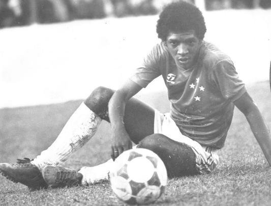 Atacante Carlinhos Sabi (Cruzeiro: 1978-1985 / Flamengo: 1986): 302 jogos por Cruzeiro (60 gols) e 33 jogos por Flamengo (1 gol)