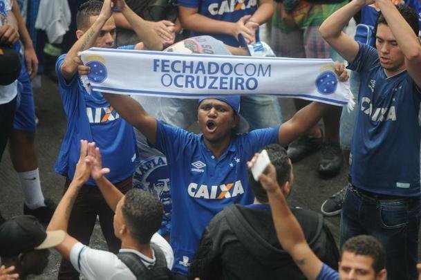 Com trio eltrico de jogadores e mais de 20 mil torcedores, Cruzeiro fez a festa na Praa Sete! Veja as melhores fotos
