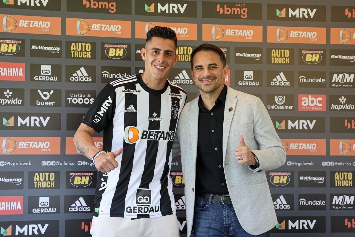 Fotos da apresentao do atacante Pavn no Atltico