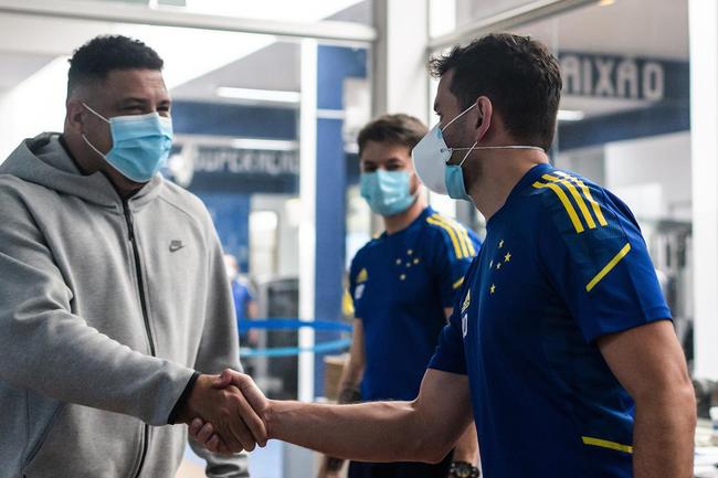 Em sua primeira visita  Toca da Raposa II, Ronaldo concedeu entrevista coletiva e teve contato com jogadores e comisso tcnica do Cruzeiro. Ele tambm se encontrou com scios da categoria Diamante.