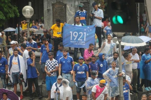 Com trio eltrico de jogadores e mais de 20 mil torcedores, Cruzeiro fez a festa na Praa Sete! Veja as melhores fotos
