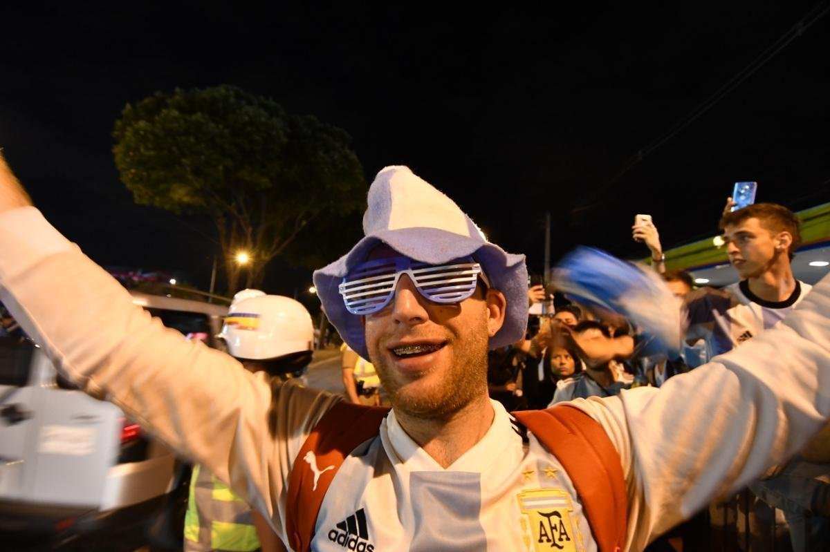 Torcedores de Argentina e Paraguai na chegada ao Minero para duelo pela Copa Amrica
