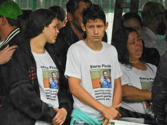 Emoção das famílias no velório dos heróis da Chapecoense