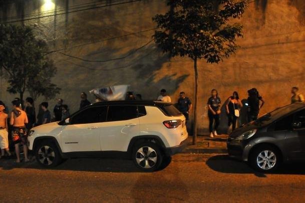 Protesto diante da residncia do presidente do Cruzeiro, Wagner Pires de S. Torcedores querem a renncia imediata do dirigente para que Conselho Gestor assuma o comando