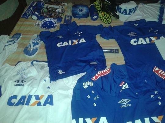 Denner Jonathan exibe os presentes que ganhou nos últimos dias, em Pitangui e BH