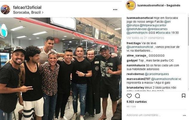 Luan em um evento que reuniu o jogador de futsal Falco e humoristas