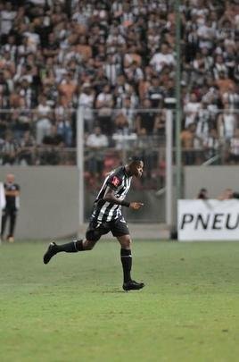 Robinho entrou em campo aos 10 do segundo tempo e teve estreia discreta pelo Atltico