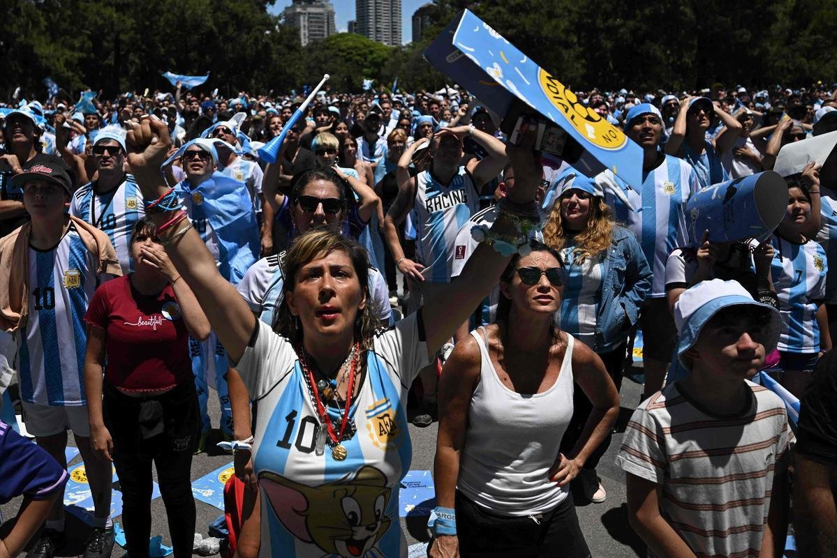 Multido festeja, no Centro de Buenos Aires, o tri mundial da Argentina conquistado na Copa do Catar