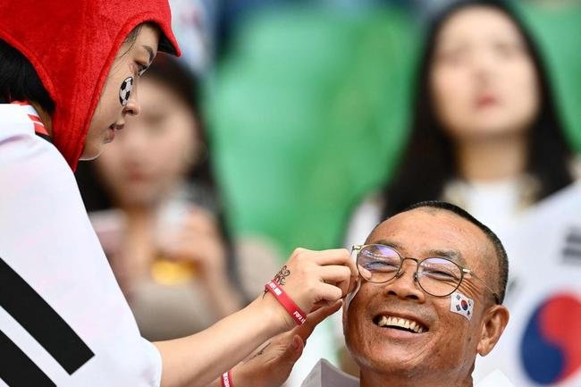 Torcedores de Uruguai e Coreia do Sul no Estdio Cidade da Educao, na partida pelo Grupo H da Copa do Mundo do Catar