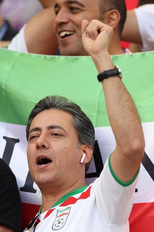 Os torcedores de Inglaterra e Ir no primeiro jogo do Grupo B na Copa do Mundo.