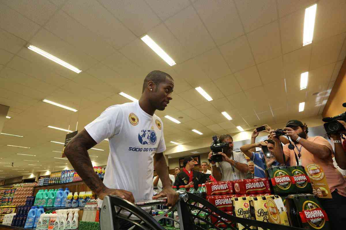 No dia 19/04/2013, o zagueiro Ded foi apresentado pelo Cruzeiro em ao de marketing em um supermercado de Belo Horizonte