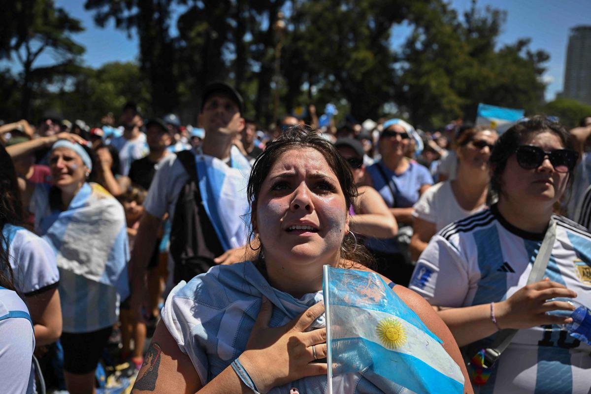 Multido festeja, no Centro de Buenos Aires, o tri mundial da Argentina conquistado na Copa do Catar
