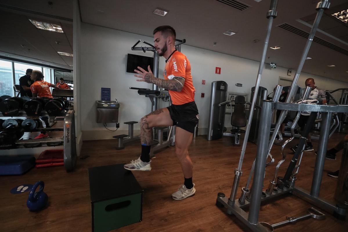 Jogadores do Atltico fizeram uma atividade regenerativa em So Paulo nesta quarta-feira, dia seguinte ao empate por 0 a 0 com o Palmeiras