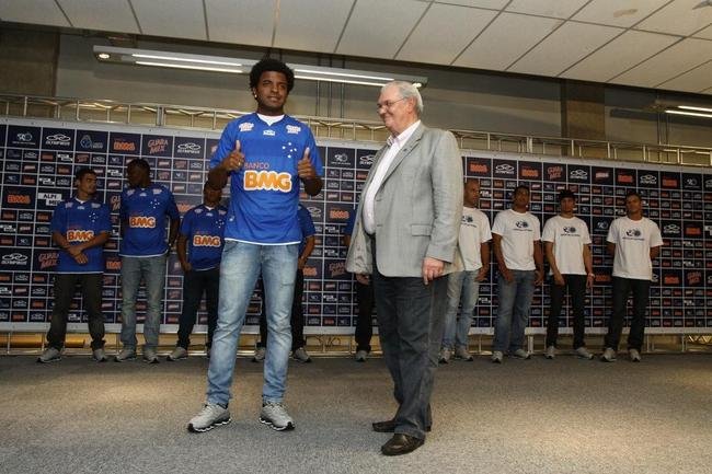 O zagueiro Nirley foi uma das contrataes feitas pelo clube no incio de 2013