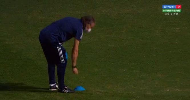 Preparador fsico Anselmo Sbragia, do Cruzeiro, jogou sal grosso no gramado do Mineiro antes da partida contra o Brasil de Pelotas, neste sbado, pela 26 rodada da Srie B