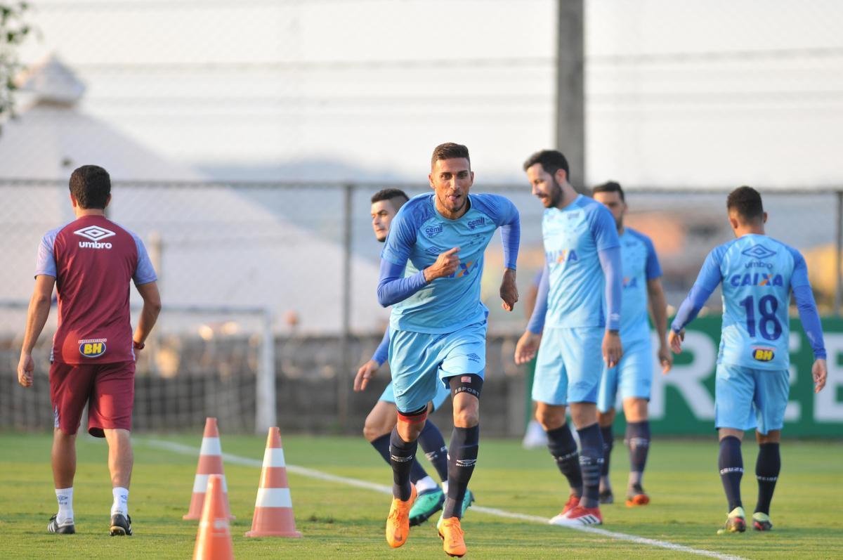Fotos do treino do Cruzeiro desta segunda-feira, na Toca da Raposa II (Alexandre Guzanshe/EM D.A Press)