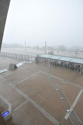 Chuva forte, com granizo, causou transtornos neste domingo  tarde no Mineiro antes do clssico entre Cruzeiro e Amrica pelo Campeonato Mineiro. Do lado de fora, o forte vento derrubou divisrias que separam acessos ao estdio, perto das catracas. J o gramado ficou bastante alagado por muito tempo.