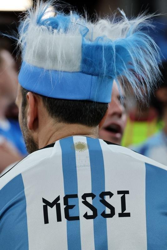 Fotos das torcidas de Argentina e Polnia durante jogo entre as duas selees pelo Grupo C da Copa do Mundo, no Estdio 974, em Doha, no Catar