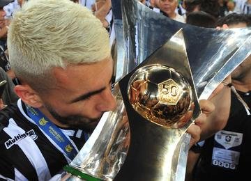 Zagueiro paraguaio é o primeiro estrangeiro a ser capitão do time campeão da Série A desde 2005, quando o argentino Tevez levantou o troféu pelo Corinthians