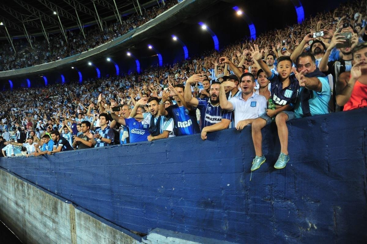 No segundo tempo, Lautaro Martnez marcou o terceiro dele no jogo, Robinho fez de falta para o Cruzeiro e Solari deu nmeros finais ao placar: Racing 4 x 2 Cruzeiro