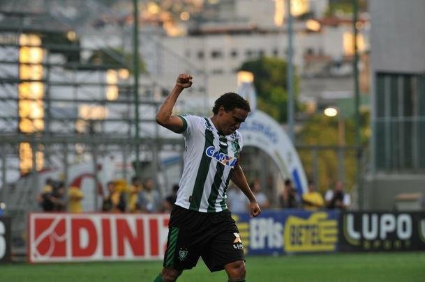 Zagueiro americano Rafael Lima marcou o gol do ttulo sobre o CRB e emocionou o Independncia