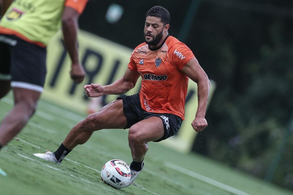 O Atltico realizou, nesta quinta-feira (10), a primeira atividade visando o clssico com o Amrica, vlido pela 5 rodada do Campeonato Mineiro. Com titulares em campo, o time de 'El Turco' Mohamed trabalhou para o confronto que ser disputado s 16h30 do sbado (12), no Estdio Independncia, em Belo Horizonte.