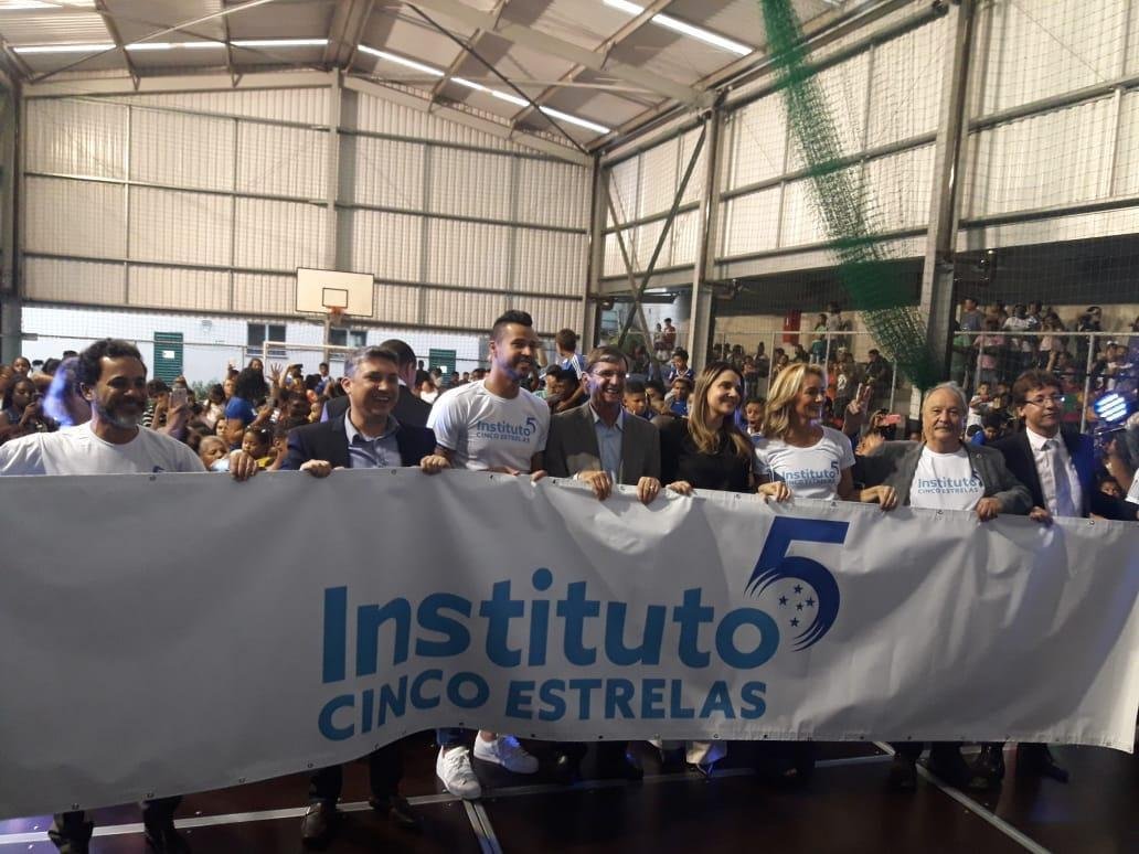 Goleiro Fbio e dirigentes do Cruzeiro prestigiam lanamento de projeto beneficente para crianas do Aglomerado da Serra, em Belo Horizonte (Matheus Muratori/Superesportes)