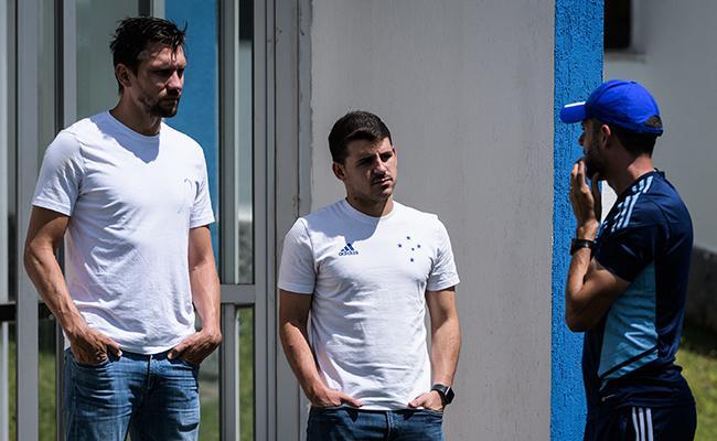 Pezzolano conversa com Paulo André, diretor de estratégia, e Pedro Costa, gerente administrativo de futebol do Cruzeiro