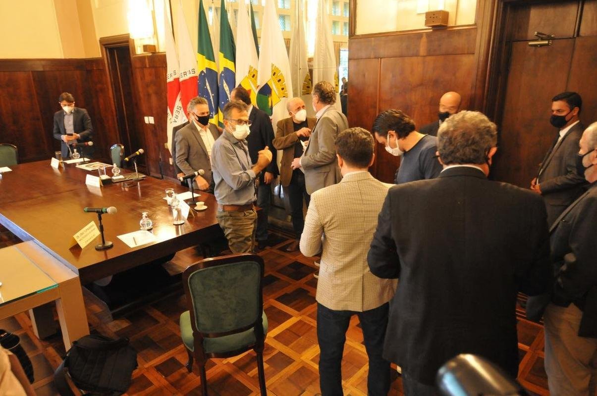 Reunio entre a Prefeitura de Belo Horizonte definiu a liberao de 30% de pblico nos jogos de Amrica, Atltico e Cruzeiro. Agora, para atuar diante de suas torcidas, os clubes precisam ter o aval das confederaes. No momento, apenas a Conmebol autorizou partidas com torcida na Copa Libertadores e na Copa Sul-Americana. A CBF ainda no permitiu em duelos do Campeonato Brasileiro.