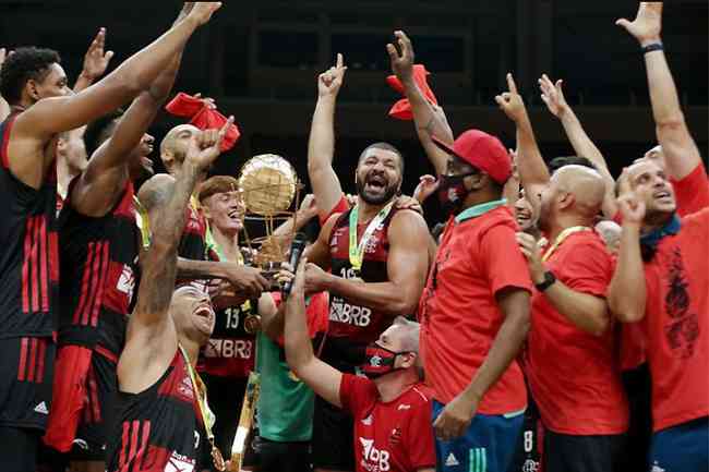 Olivinha faz a festa com os companheiros: Flamengo conquista o hepta de forma invicta 