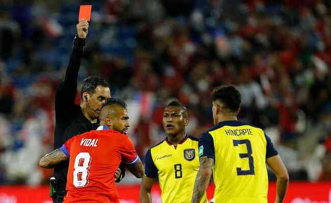 El árbitro Fernando Rapallini expulsa al chileno Arturo Vidal durante el partido de las Eliminatorias de la Copa de Qatar