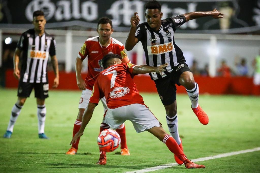 Veja imagens do jogo entre Tombense e Atltico