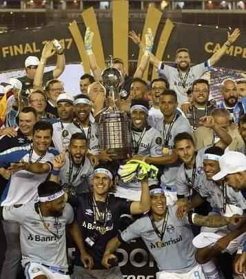 Capito Pedro Geromel ergueu a taa do Grmio em mais uma conquista continental