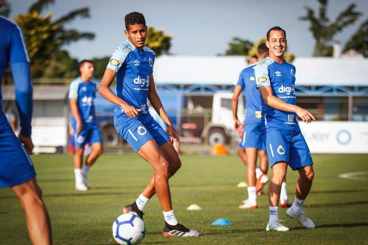 A comisso tcnica do Cruzeiro permitiu que a imprensa acompanhasse somente o comeo das atividades desta quinta-feira, na Toca da Raposa 2. Em campo, foi possvel ver o meia Rodriguinho, que segue programao especial de exerccios elaborada pelos profissionais do clube. O time se prepara para o jogo-treino de segunda-feira, contra o Amrica, que servir de teste visando  retomada das competies. No coletivo de tera-feira, a escalao teve Fbio; Lucas Romero, Ded, Leo e Egdio; Henrique e Jadson; Marquinhos Gabriel, Thiago Neves e David; Fred. Vale ressaltar que o meia Robinho havia sido poupado desse trabalho.