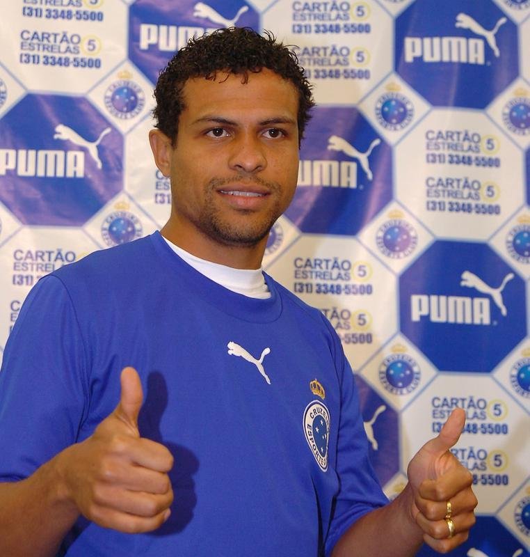 Revelado pelo Cruzeiro, Geovanni tambm passou por
Amrica, Barcelona, da Espanha, Benfica, de Portugal, Manchester City e Hull City, ambos da Inglaterra, SJ Earthquakes, dos Estados Unidos, Vitria e Bragantino