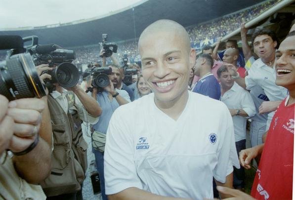 Depois da vitria por 2 a 1 sobre o Paysandu naquele 30 de novembro, no Mineiro, resultado que confirmou o ttulo brasileiro de 2003 com duas rodadas de antecedncia, jogadores do Cruzeiro, comisso tcnica e diretoria promoveram uma grande festa no gramado. Sem a taa oficial da CBF, o elenco deu a volta olmpica com trofus simblicos. Os mais de 75 mil presentes festejaram a indita Trplice Coroa no futebol brasileiro. Antes, o clube celeste j havia conquistado o Campeonato Mineiro de forma invicta e a Copa do Brasil.