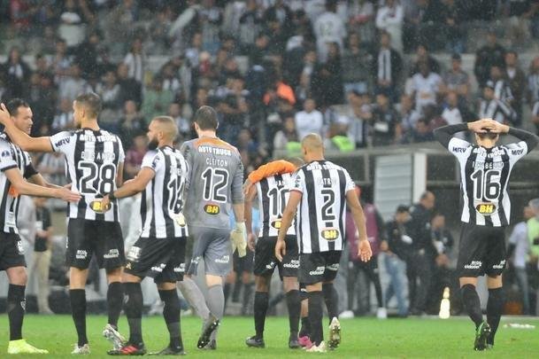 Atltico perdeu por 4 a 3 para o Coln nos pnaltis e foi eliminado da Copa Sul-Americana. Goleiro argentino Burin defendeu penalidades de Rver e Cazares