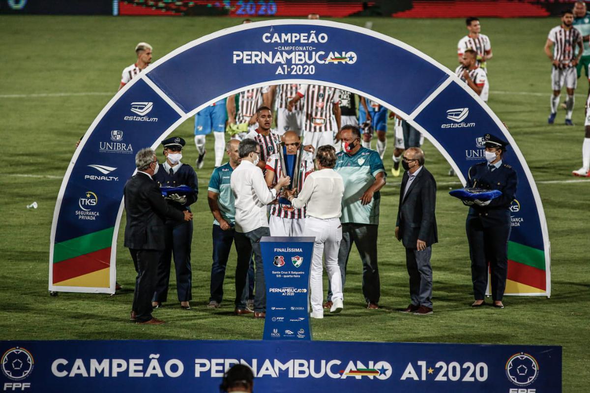 Após empatar em 0 a 0 contra o Santa Cruz, no Arruda, o Salgueiro bateu a Cobra Coral nos pênaltis e garantiu o primeiro título Estadual para o interior pernambucano