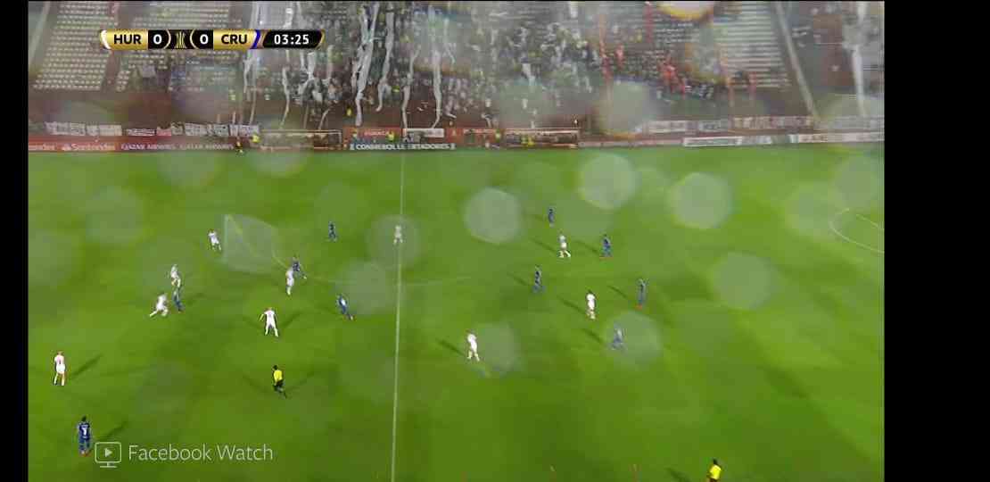 Pingos de chuva atrapalharam qualidade da transmisso da Conmebol, do jogo entre Huracn e Cruzeiro, pelo Facebook Watch