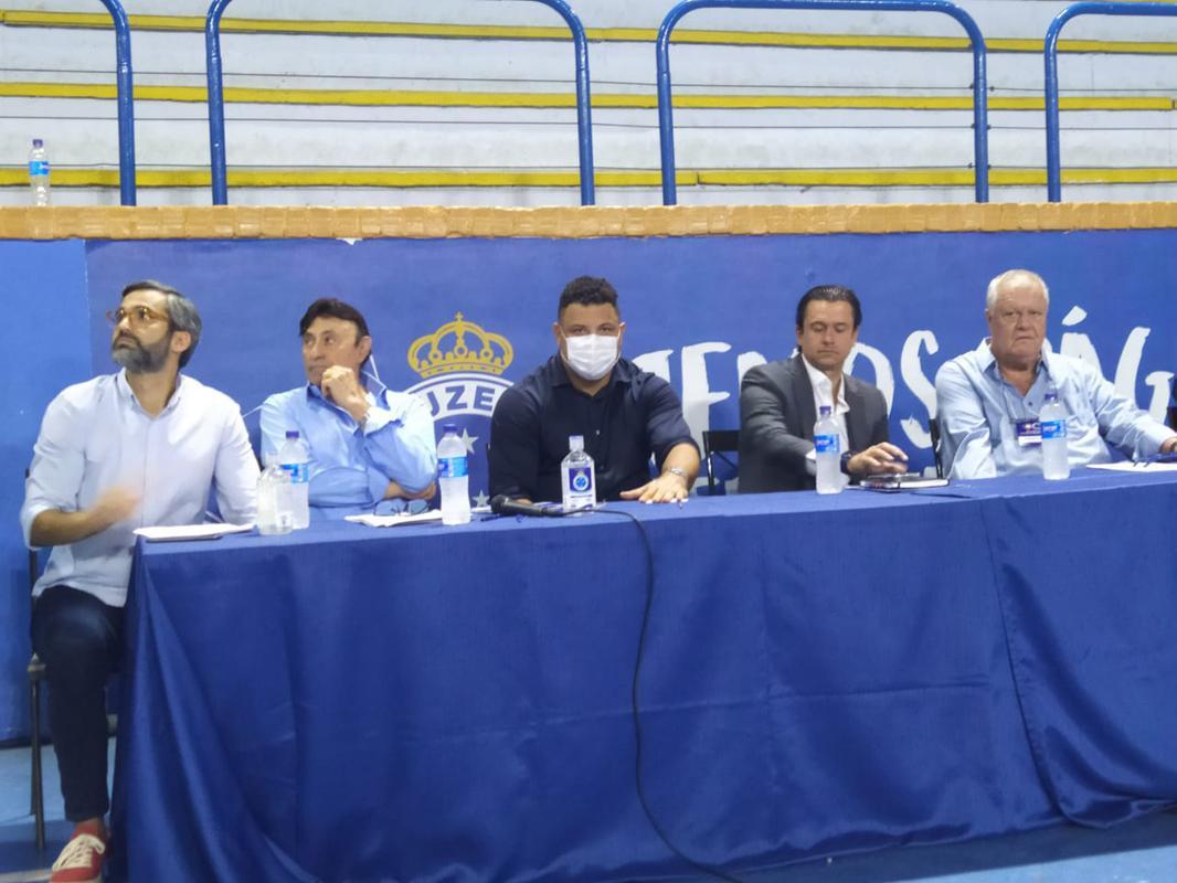 Ronaldo compareceu à votação da venda da SAF do Cruzeiro no Barro Preto e foi muito assediado por conselheiros do clube