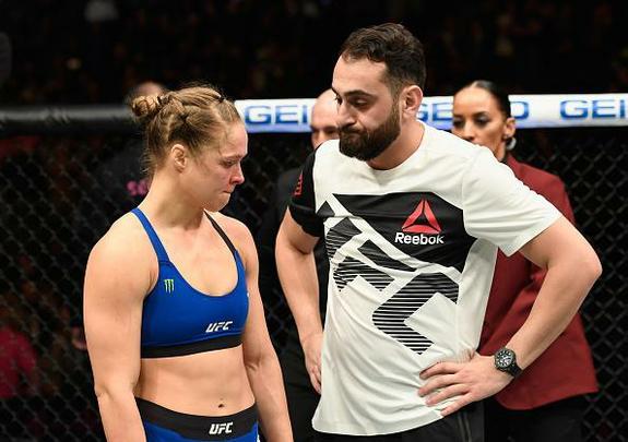 Amanda Nunes (luvas vermelhas) venceu Ronda Rousey por nocaute tcnico em 48 segundos e manteve o cinturo dos galos