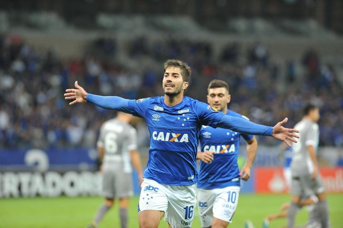 Aos dez minutos, Lucas Silva fez jogada individual e marcou o 2 gol do Cruzeiro em chute de fora da rea