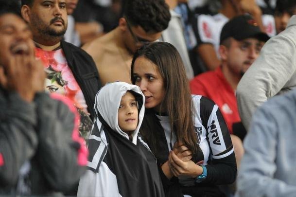 Fotos de tristeza e decepo dos torcedores atleticanos com a eliminao da Copa Sul-Americana para o Coln, no Mineiro. Galo perdeu nos pnaltis por 4 a 3