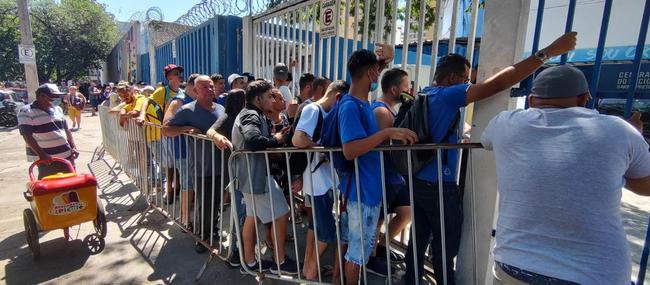 Torcida do Cruzeiro faz fila na bilheteria do Barro Preto