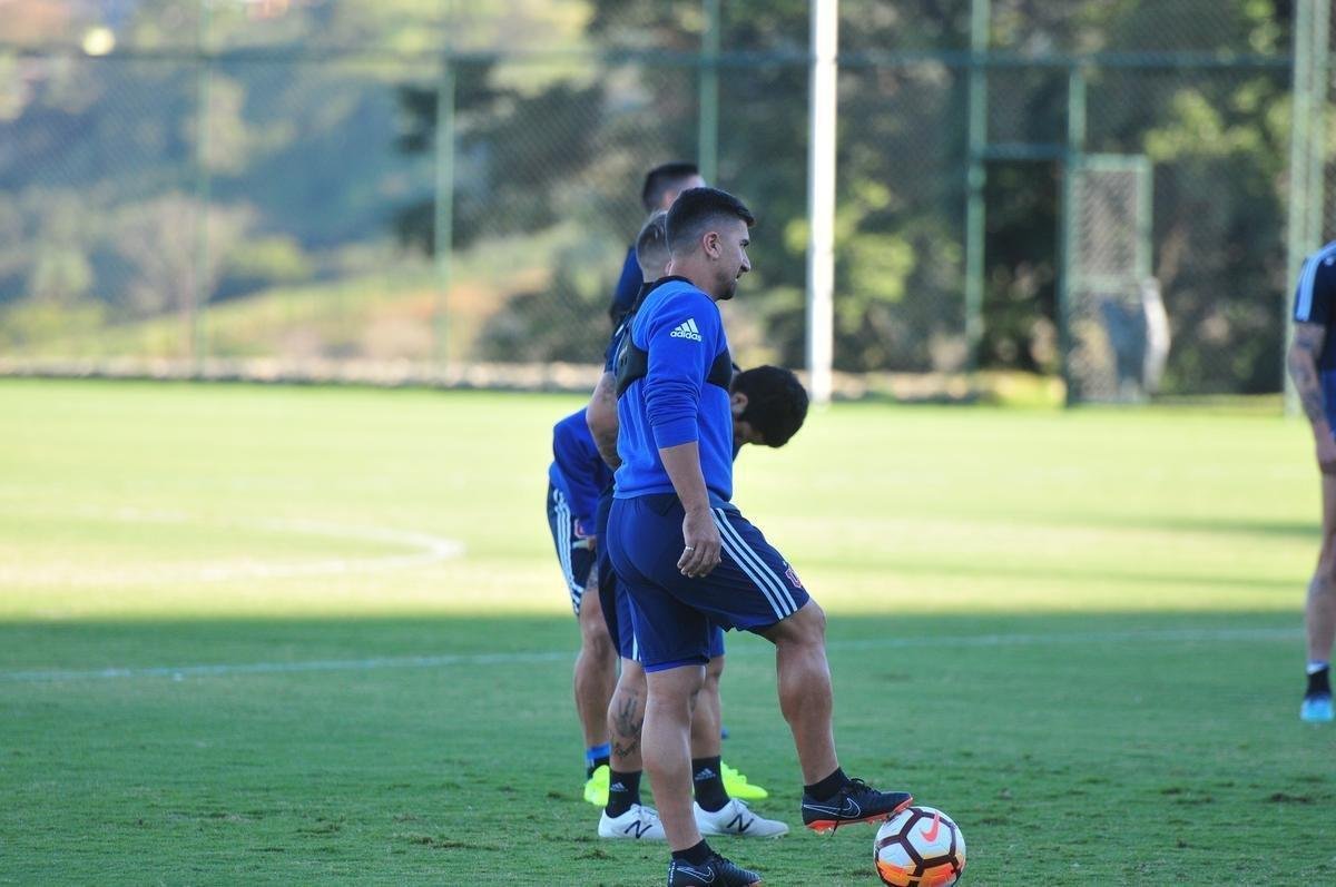 Elenco da Universidad de Chile treinou nesta tera-feira  tarde na Cidade do Galo, em Vespasiano. Time chileno se prepara para enfrentar o Cruzeiro na quinta, s 19h15, no Mineiro, pela Copa Libertadores. Tcnico Angel Guillermo Hoyos ter retornos do zagueiro Jara e do lateral-esquerdo Beausejour