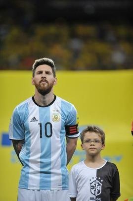 Jogadores se cumprimentam antes do incio do maior clssico do mundo