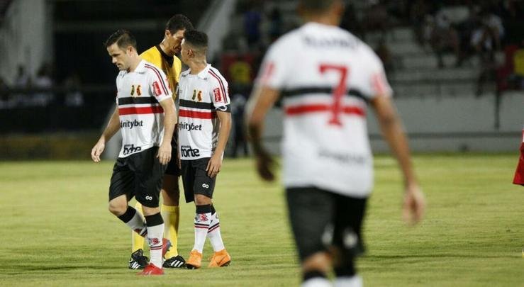 Equipes se enfrentaram no estdio do Arruda pela nona rodada da Srie C.